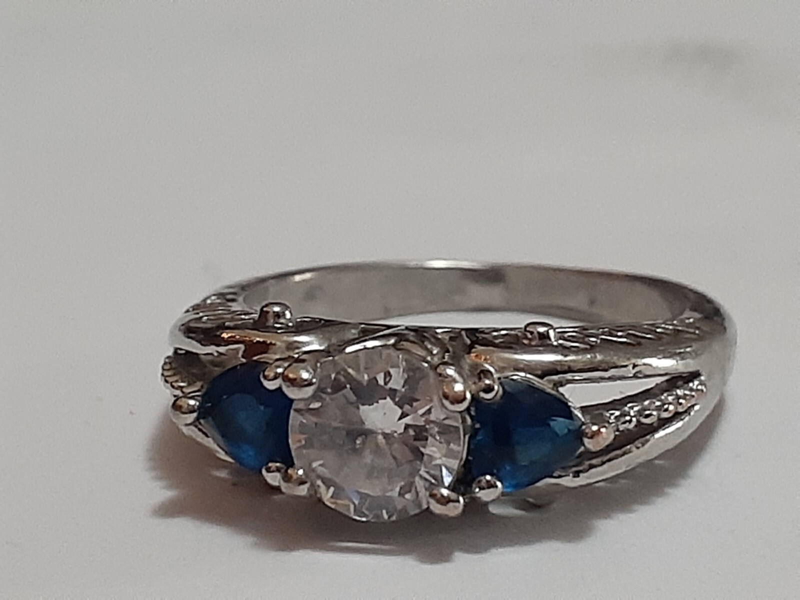 blue & white/colorless prong set stone trio Silvertone ring size 6.5