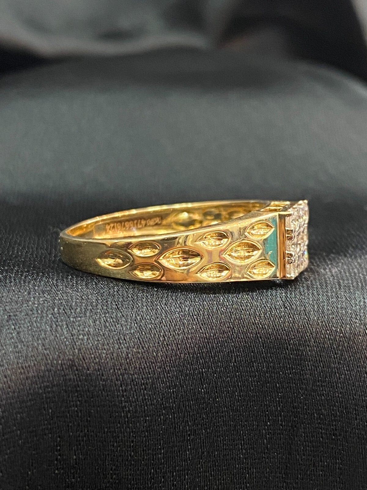 0.45 Cts F/VS1 Round Brilliant Cut Diamonds Men’s Three-Row Band Ring 18K Gold