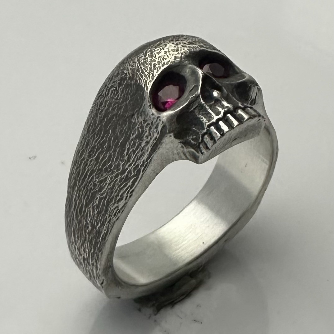 MJG STERLING SILVER KR SKULL RING. /ruby eyes. SZ 10. 18 GR. STREET FINISH