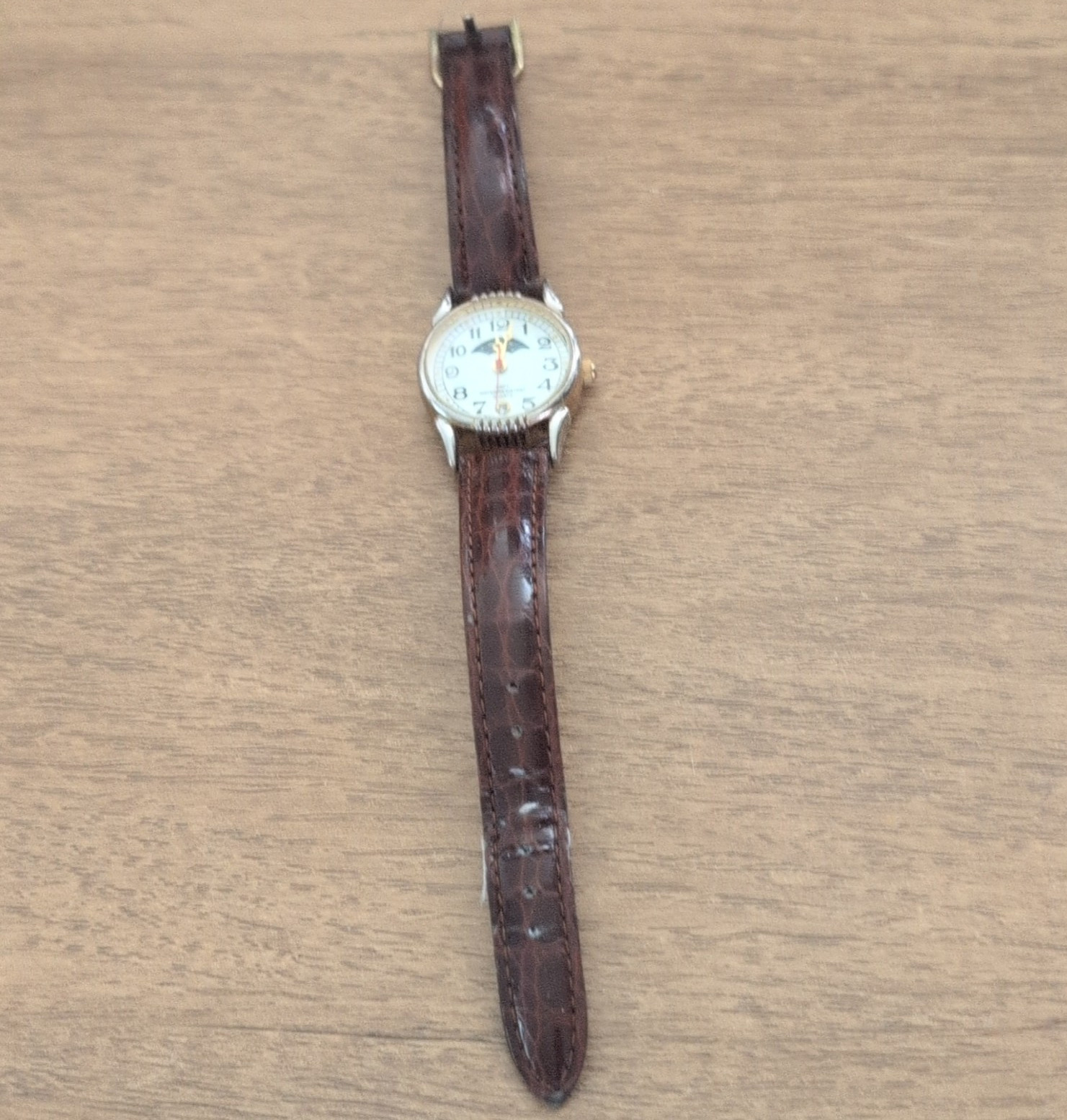 Women’s Classic Analog Round Wristwatch White Dial Gold Case Brown Leather