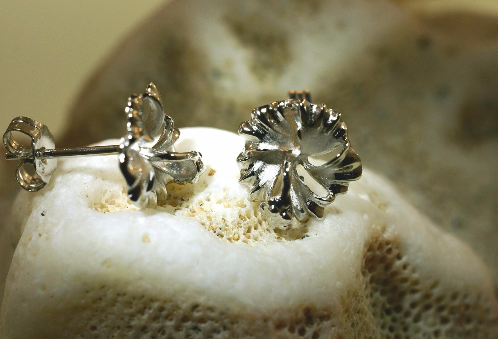 10MM-15MM RHODIUM PLATED 925 STER SILVER HAWAIIAN HIBISCUS FLOWER STUD EARRINGS