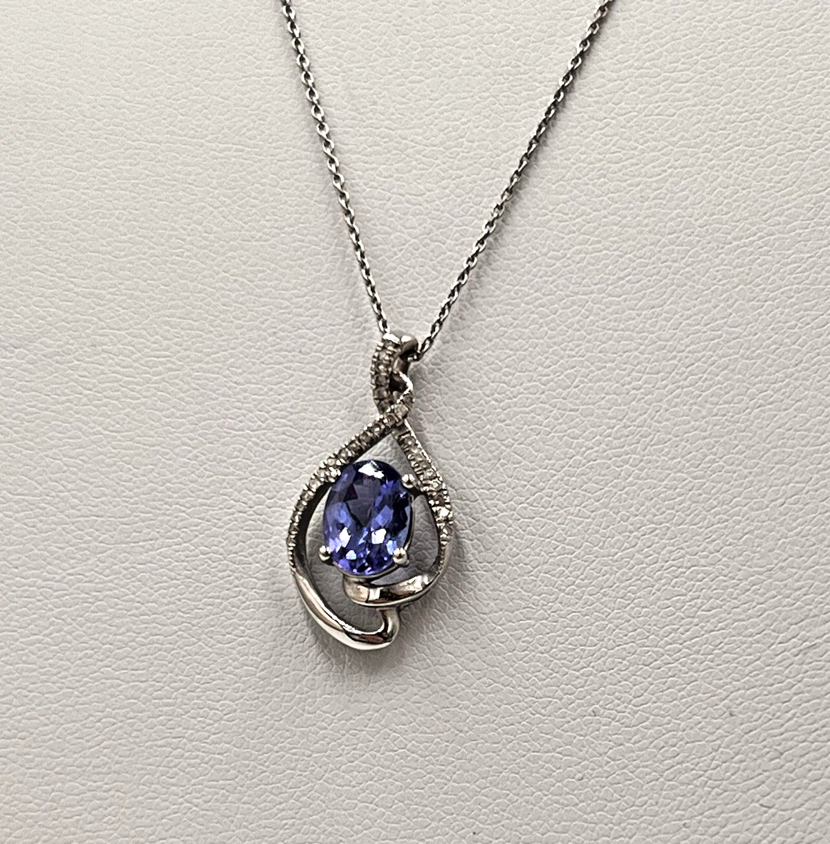 Vtg 14K Purple Iolite & Diamond Pendant Necklace, White Gold, 3 Grams, 18″ Long