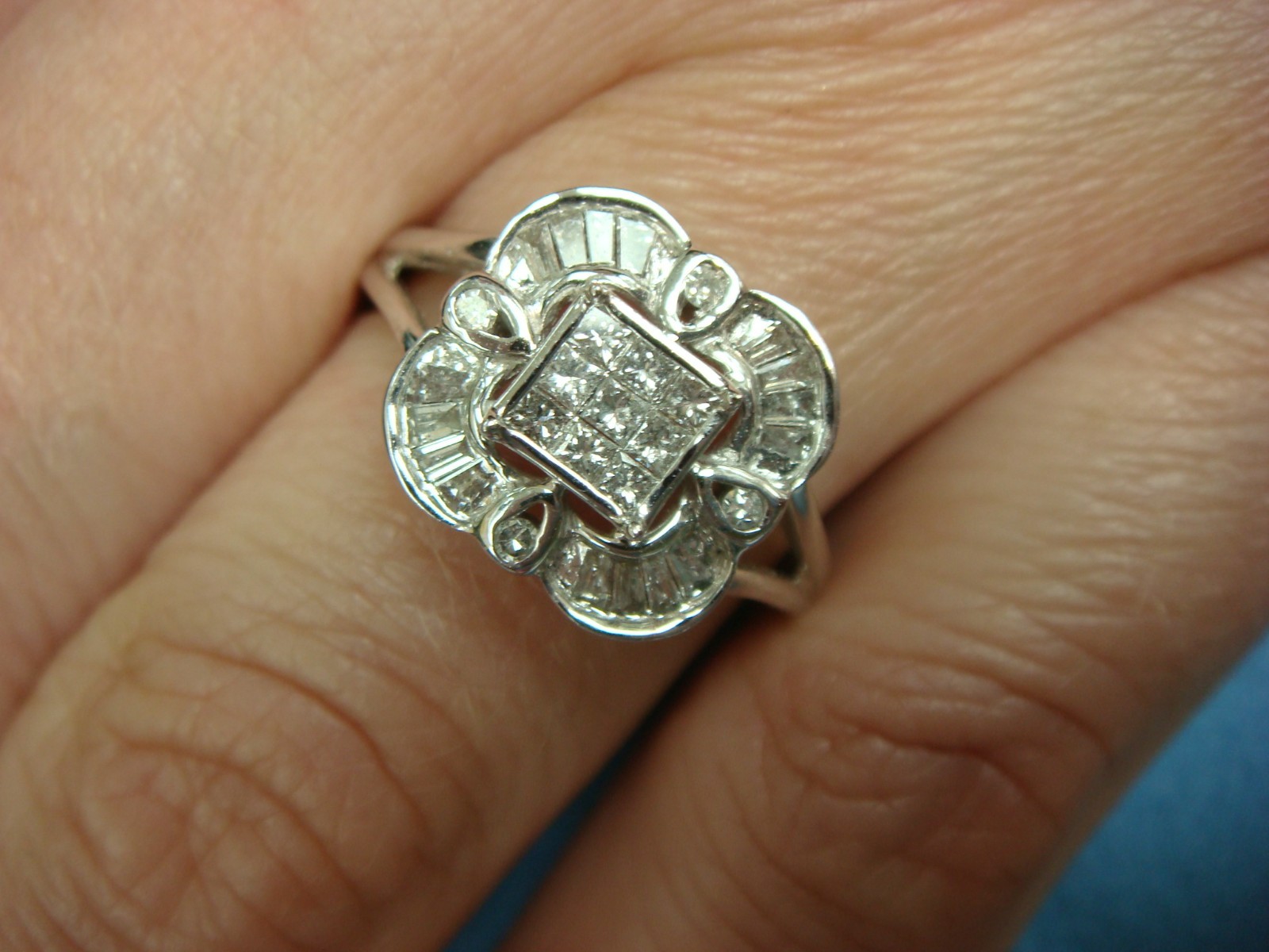 14 KT. NATURAL PRINCESS AND BAGUETTE DIAMONDS LADIES RING 3.2 GRAMS SUIZE 7
