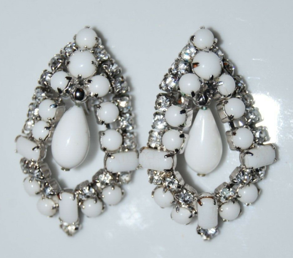 ELEGANT VTG RHINESTONE COUTURE WHITE CABOCHONS RHINESTONES DANGLE CLIP EARRINGS