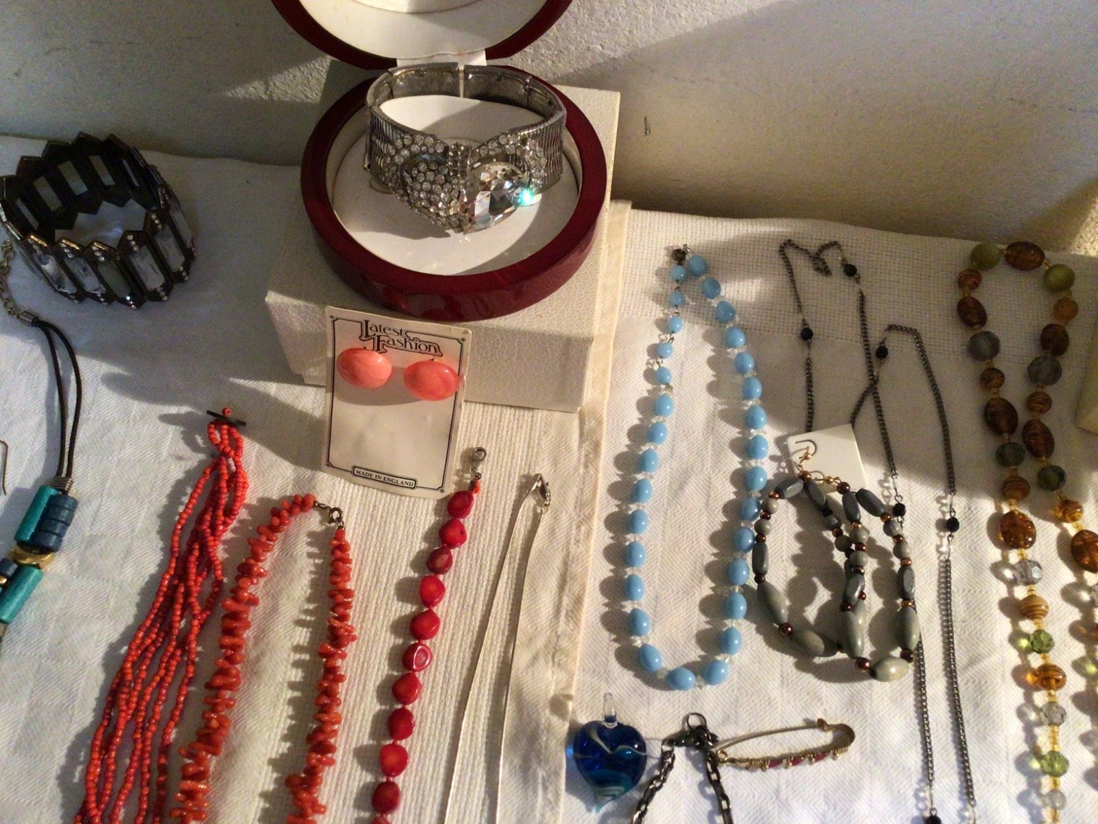 MAX LOT WITH NATURAL RED CORAL BRACELETS NECKLACES EARRINGS WITH BOXES