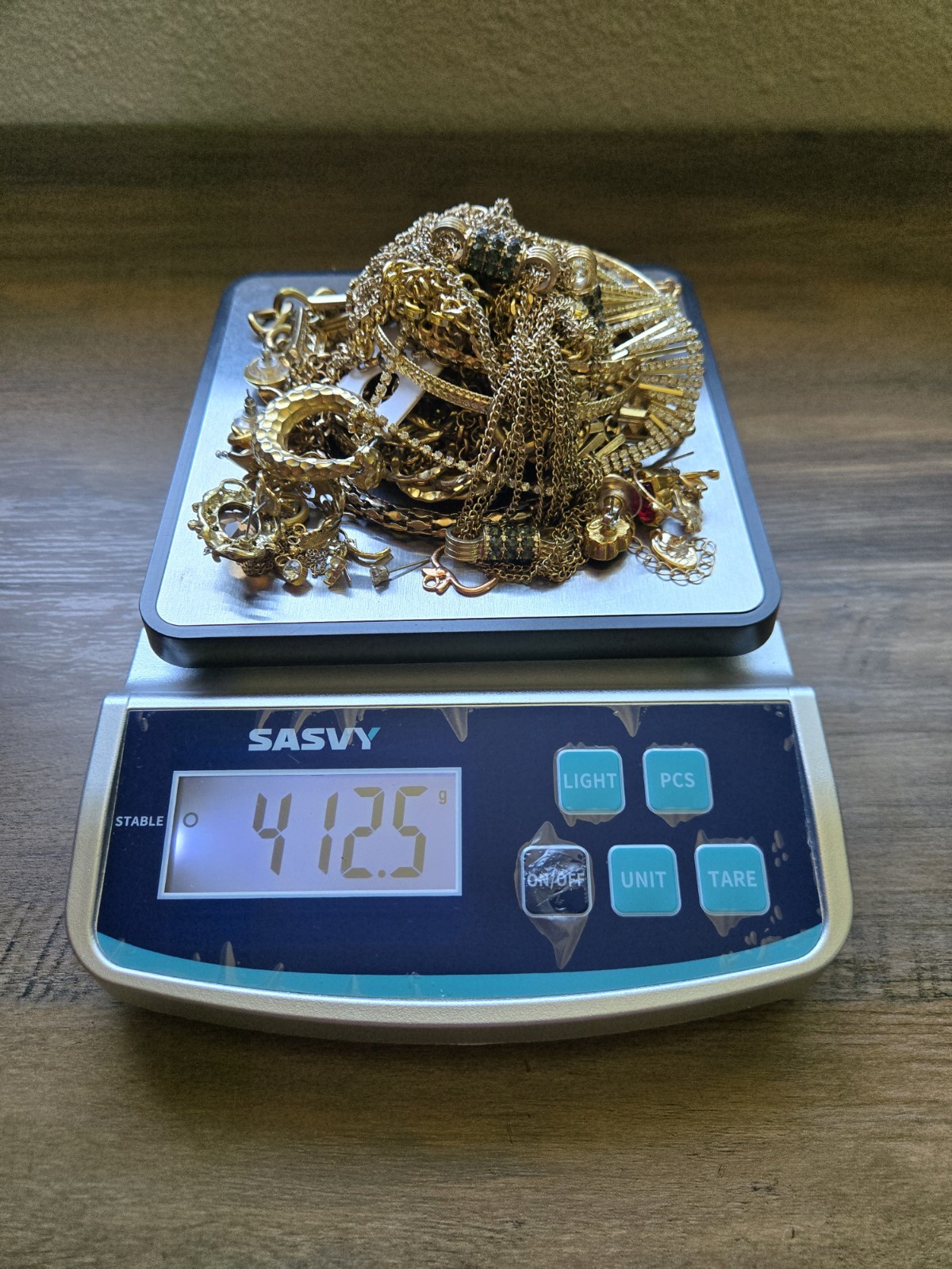 Gold-colored costume jewelry lot, 1,392.1 grams