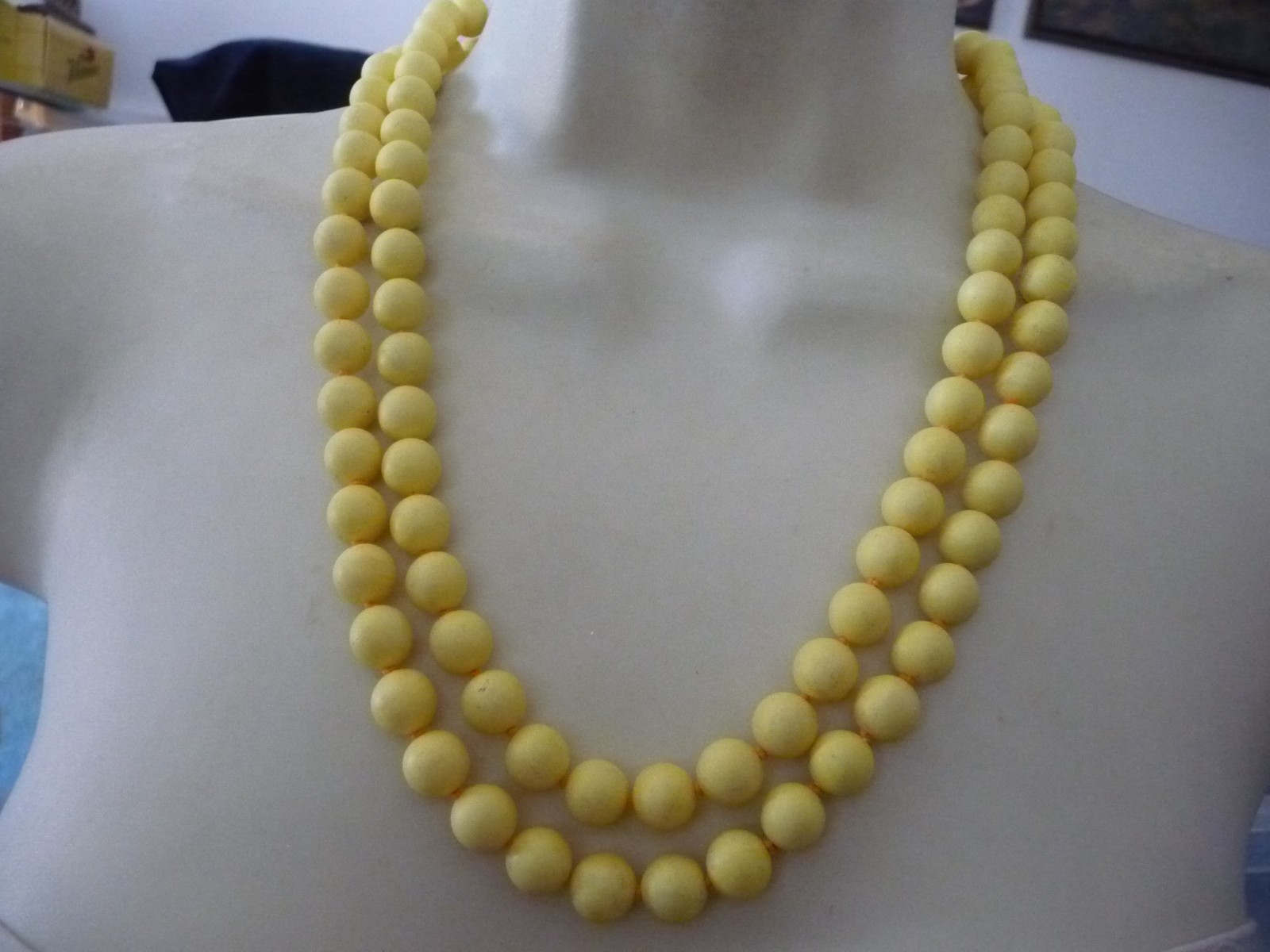 VTG JAPAN 10”L 2 STRAND LIGHT YELLOW BEADS 10”L NECKLACE #32/29
