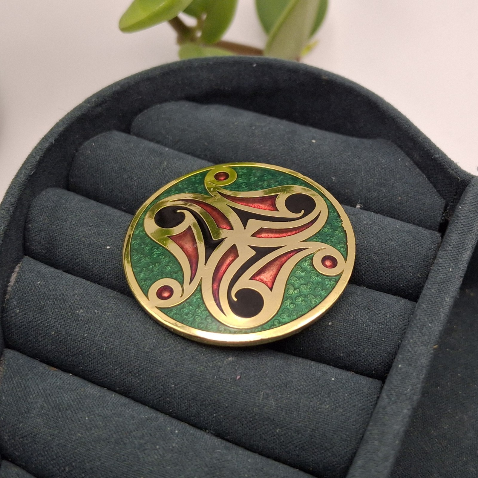 Celtic @ Sea Gems Enamel Brooch Round Green Red Gold Tone Knot Design