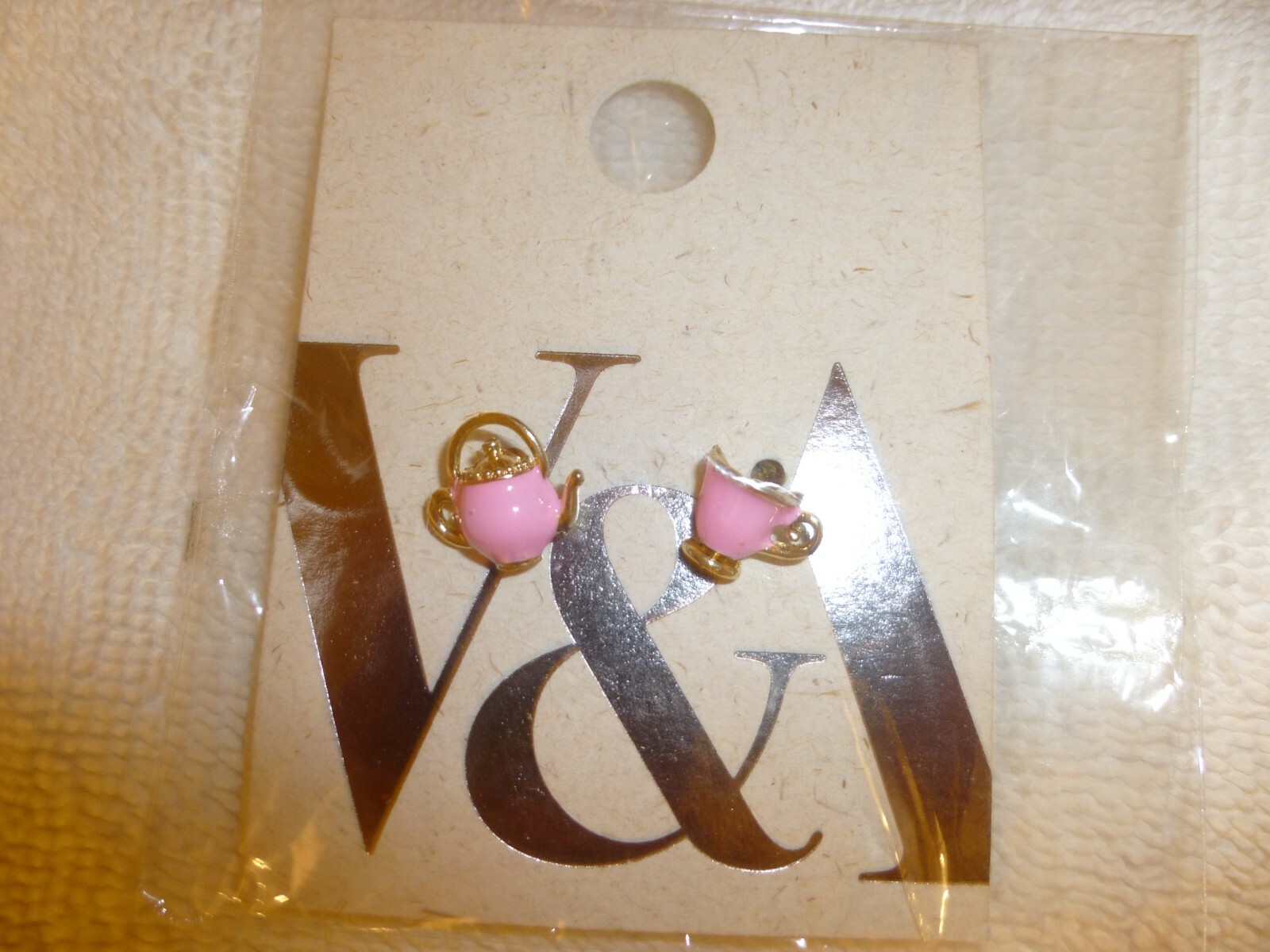 VICTORIA & ALBERT MUSEUM STUDS EARRINGS