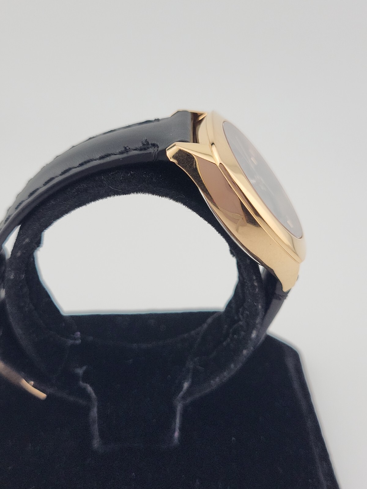 Gucci GG2570 Gold Accent Leather Band Women’s Watch – YA142509