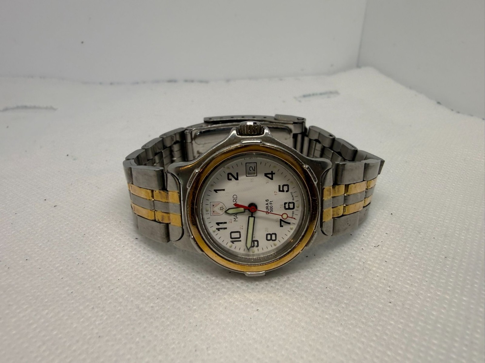 Vintage Mallard Dura 6 Two-Tone White Dial Red Second Hand Swiss Quartz Watch