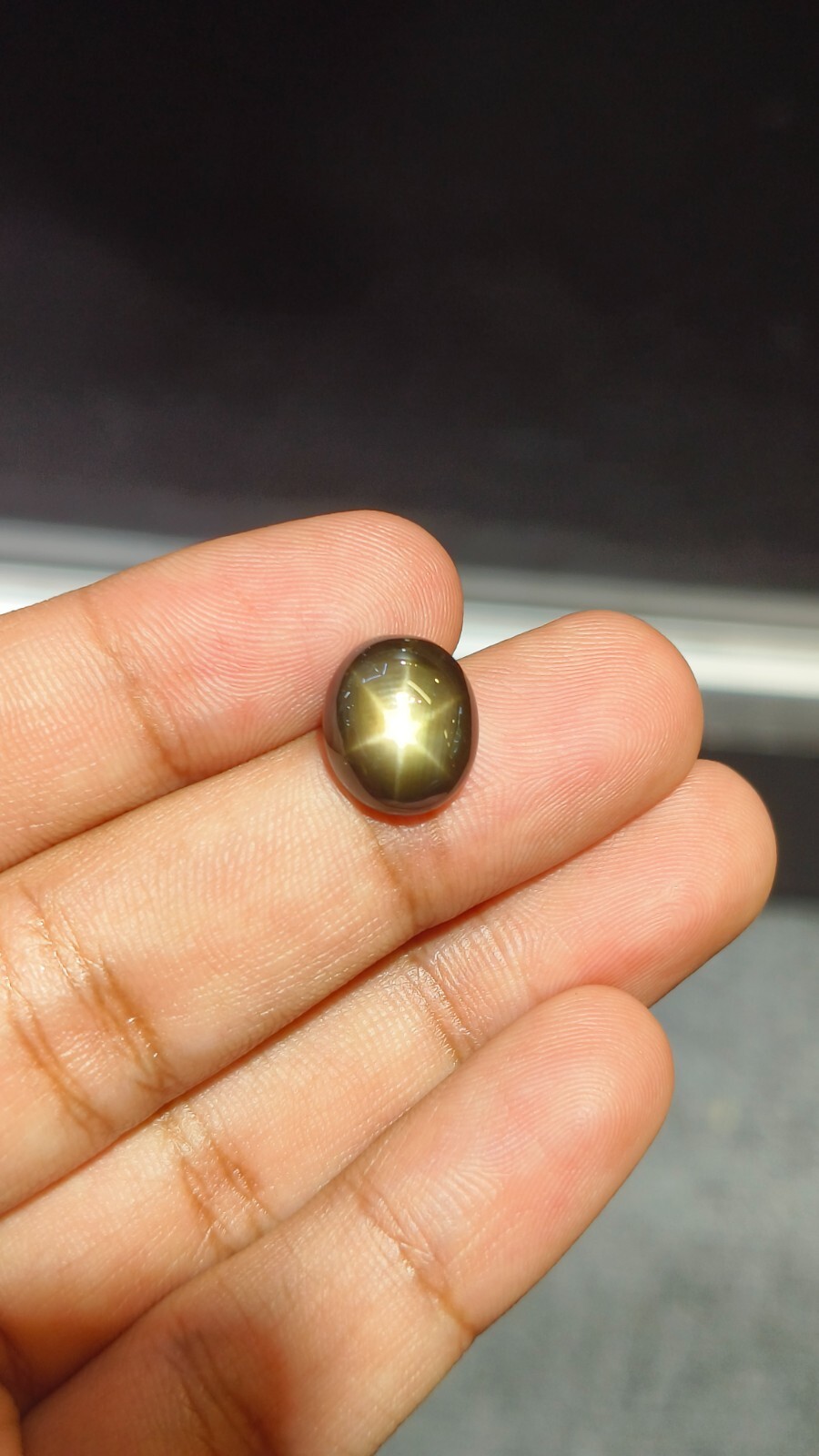 A VERY BEAUTIFUL AND TOP QUALITY BLACK STAR SAPPHIRE 7.69 cts WITH 6 RAY STAR ⭐