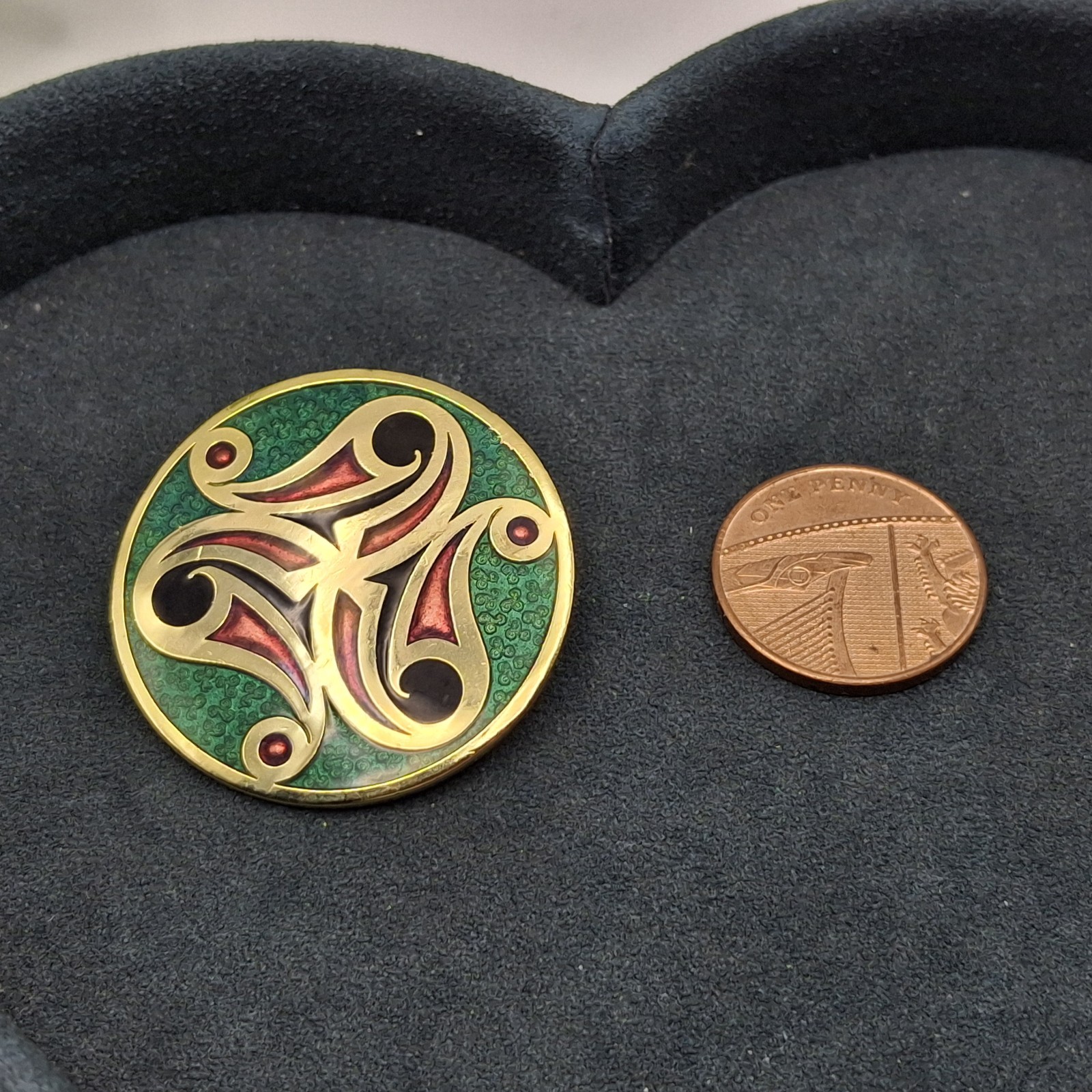 Celtic @ Sea Gems Enamel Brooch Round Green Red Gold Tone Knot Design