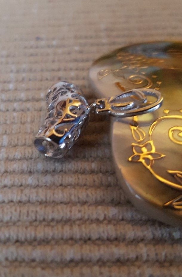 2 Shell Heart Pendants – NEW