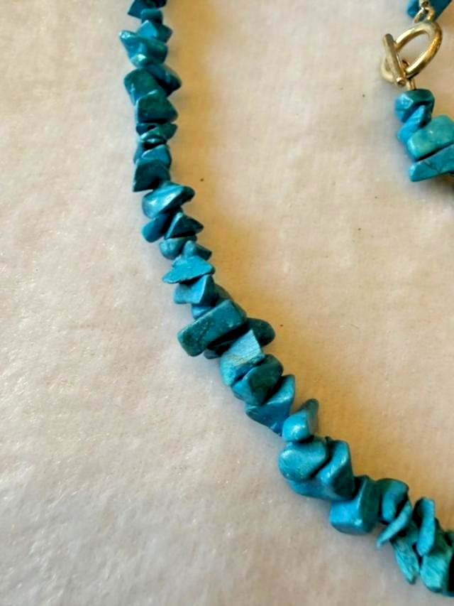 Vintage Blue Dyed Howlite Magnesite Chip Stone Necklace 19″ Gold Tone Clasp