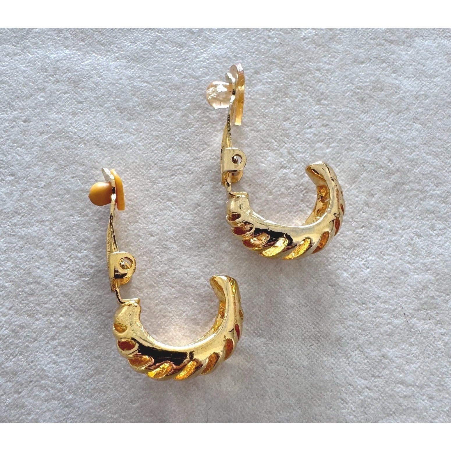 Retro 80s Minimalist Gold Croissant Crescent Hoop Clip On Earrings 7/8″