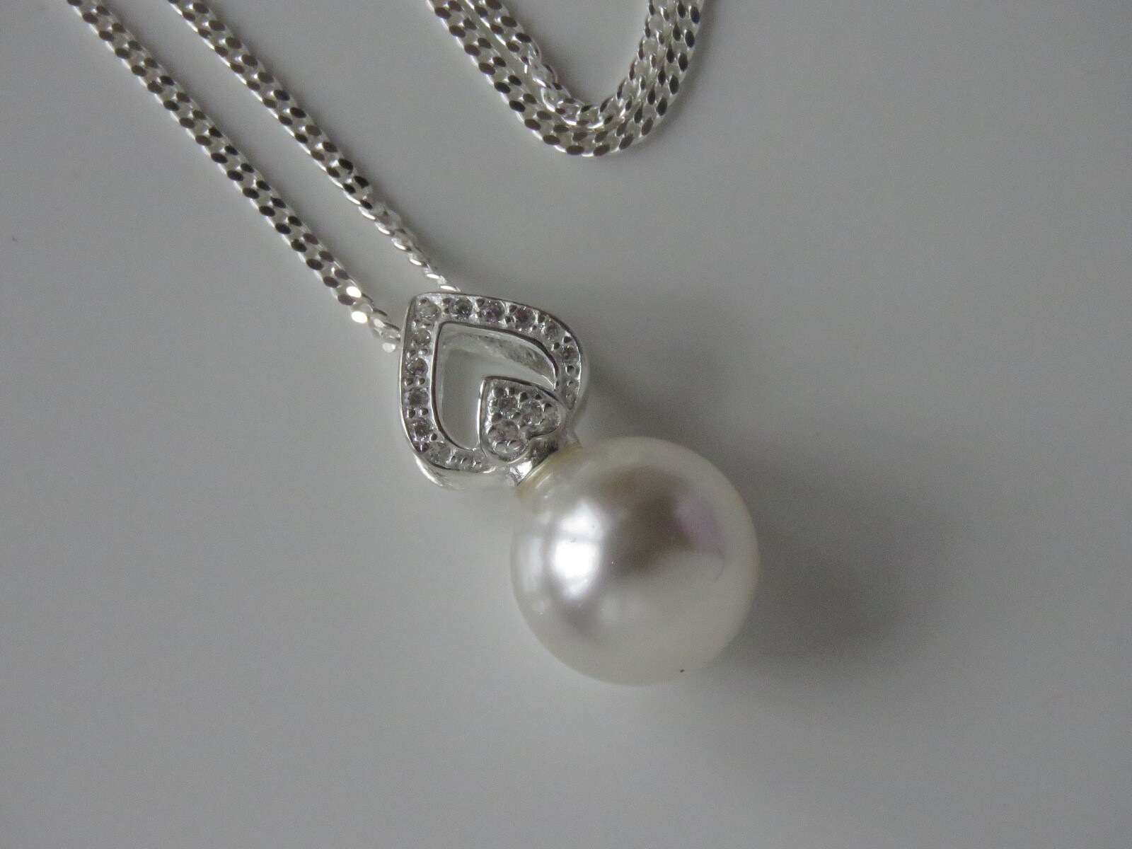 sa5. 925 Sterling Silver Necklace Made With a Swarovski White Pearl Pendant