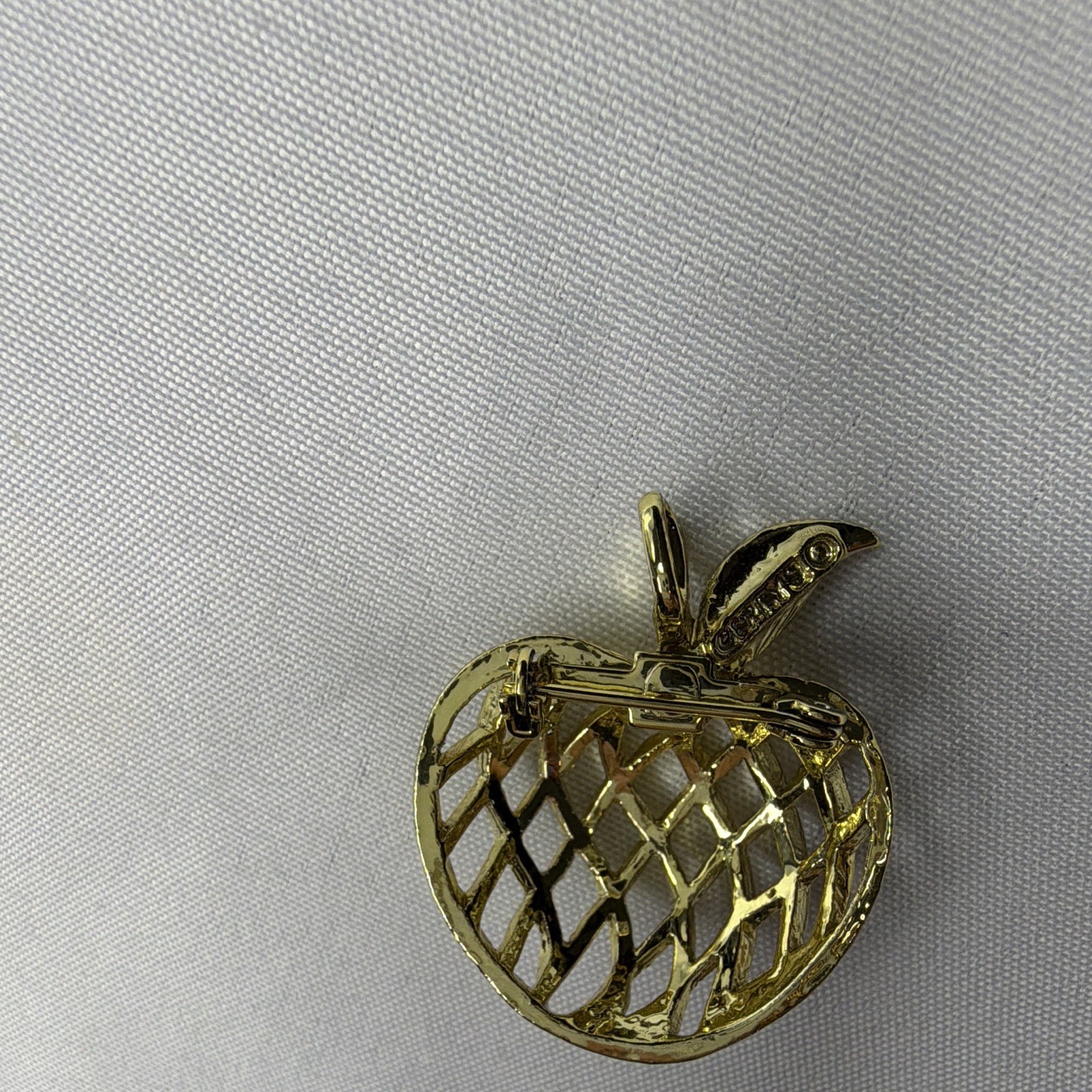 Gerry Gold Metal Openwork Apple Brooch Pin – No Stone, Fruits & Vegetables