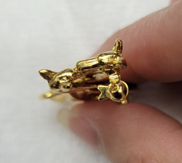 Vintage Gold Tone Black Cream Enamel Intertwined Giraffes Brooch Pin