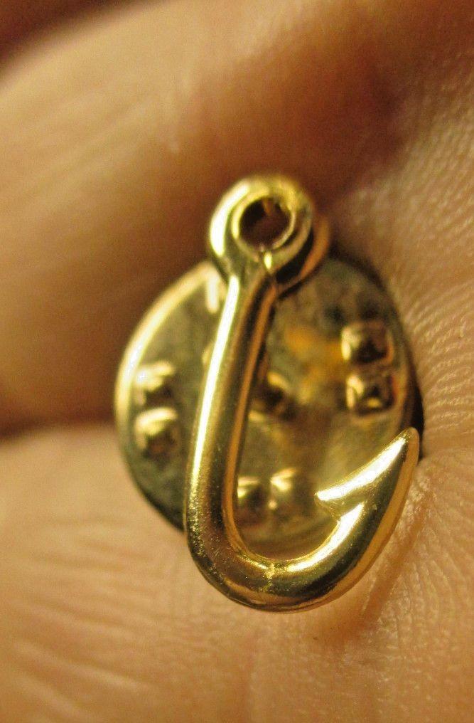 Vintage Gold Tone Fishing Hook Lapel Pin Miniature Angler Hat Pin Tie Tac #89
