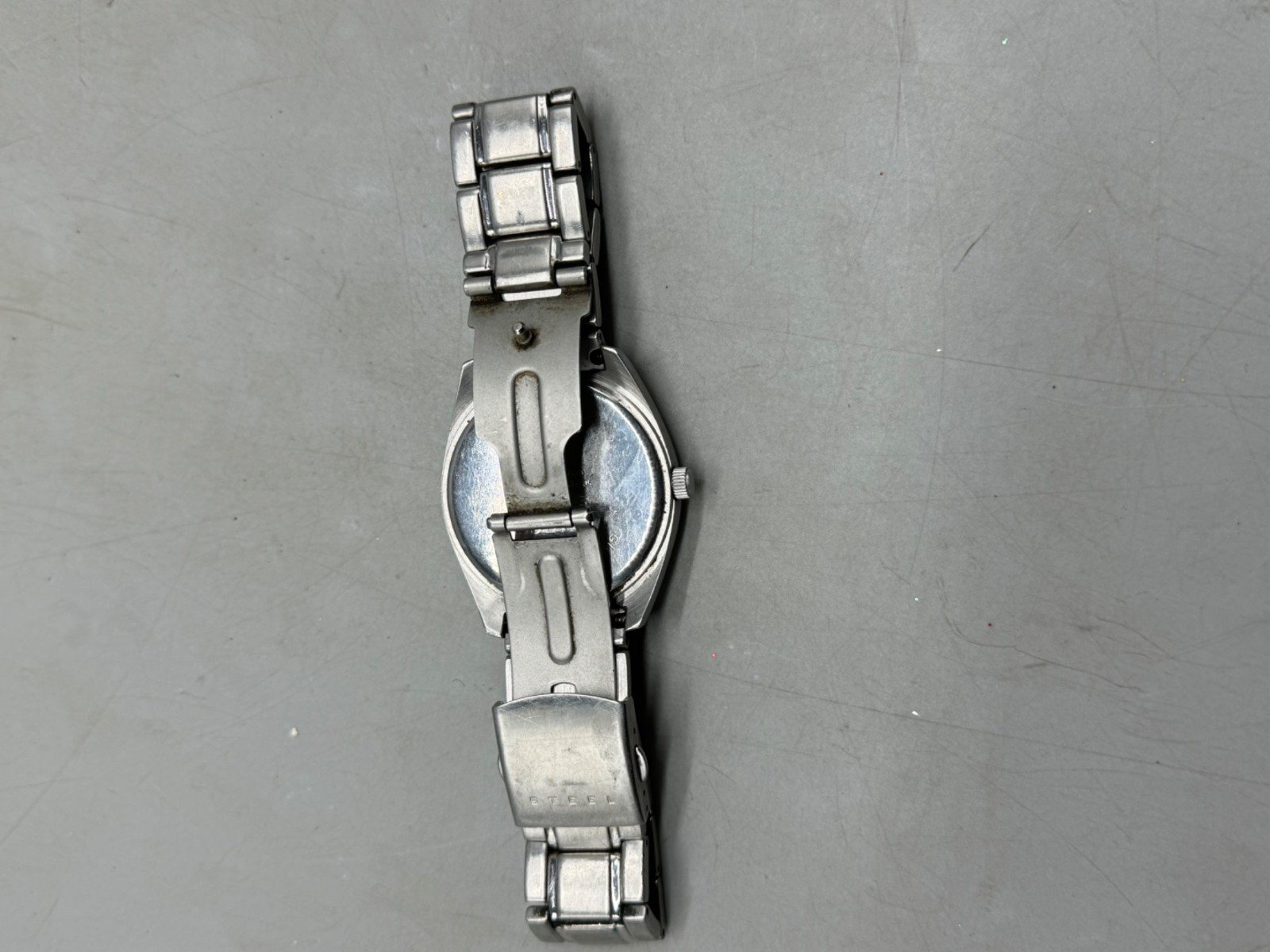 guess steel men’s watch 50 meters 165 feet water resistant made in Japan READ