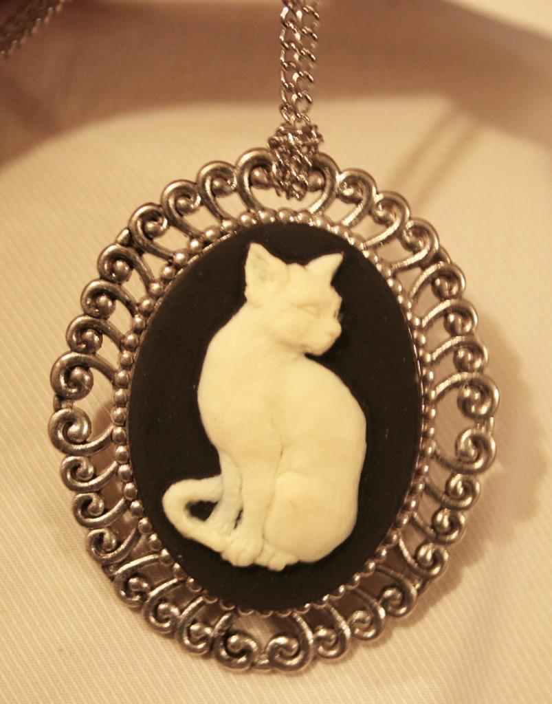 Shiny Swirl Rim Silvertone Navy Blue & Cream Sitting Kitty Cat Cameo Brooch Pin