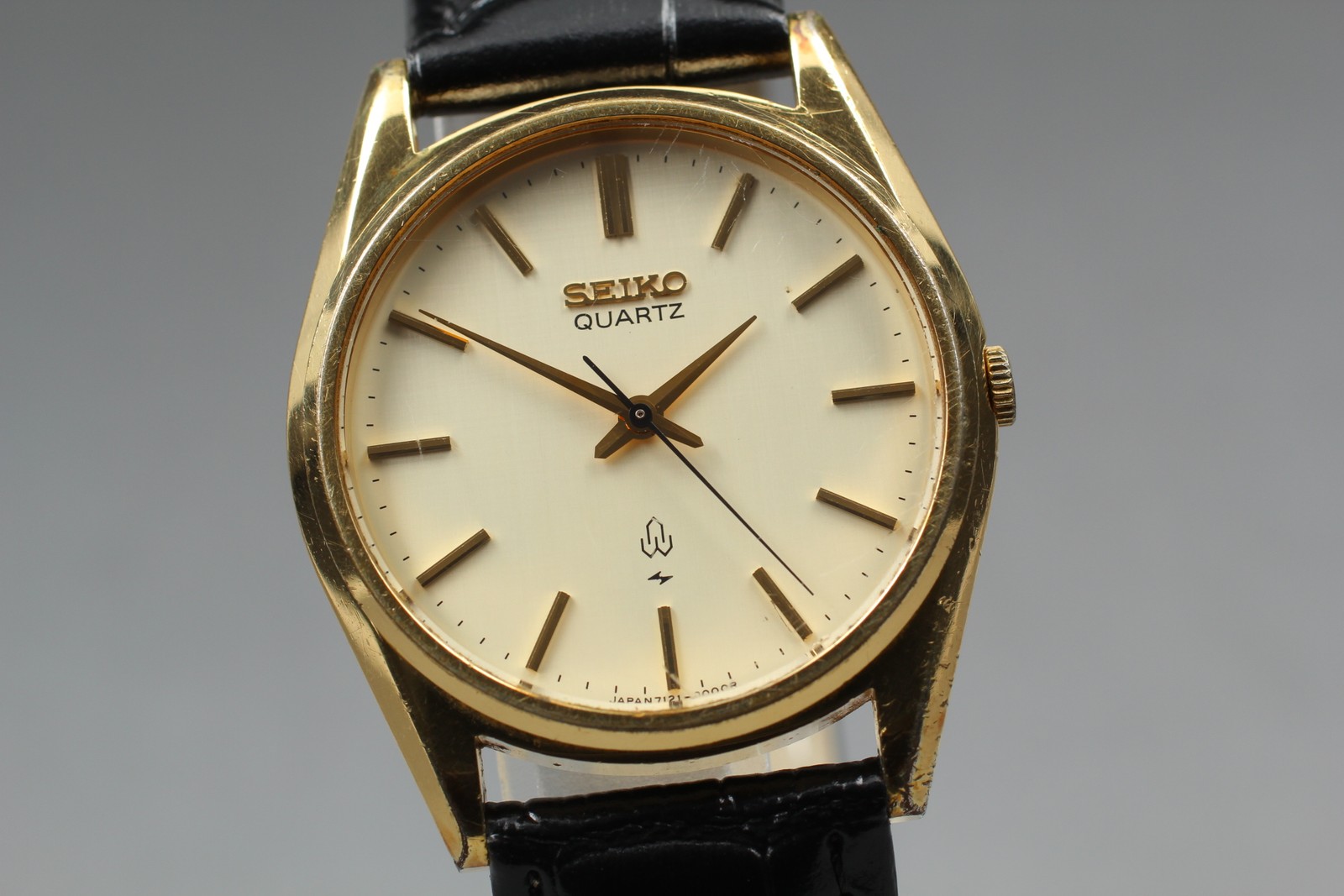 Rare Vintage 1980 Seiko Quartz 7121-8000 Gold Round Dial Qz Men Watch From JAPAN