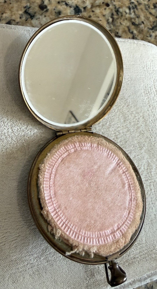 Vtg Gold Tone Round Hinged Cosmetic Compact Case Star Engraved W/Powder & Pad