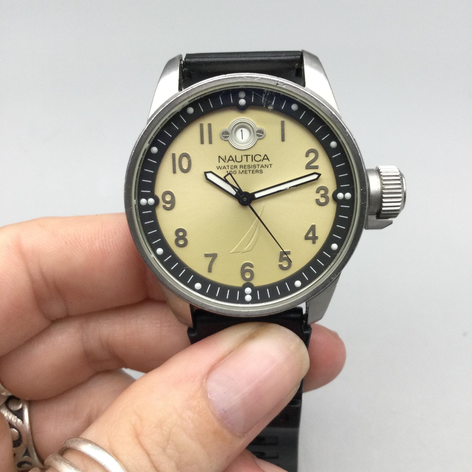 Nautica A2581 Mens Watch 39mm Cream Dial Blue Bezel Black Rubber New Battery