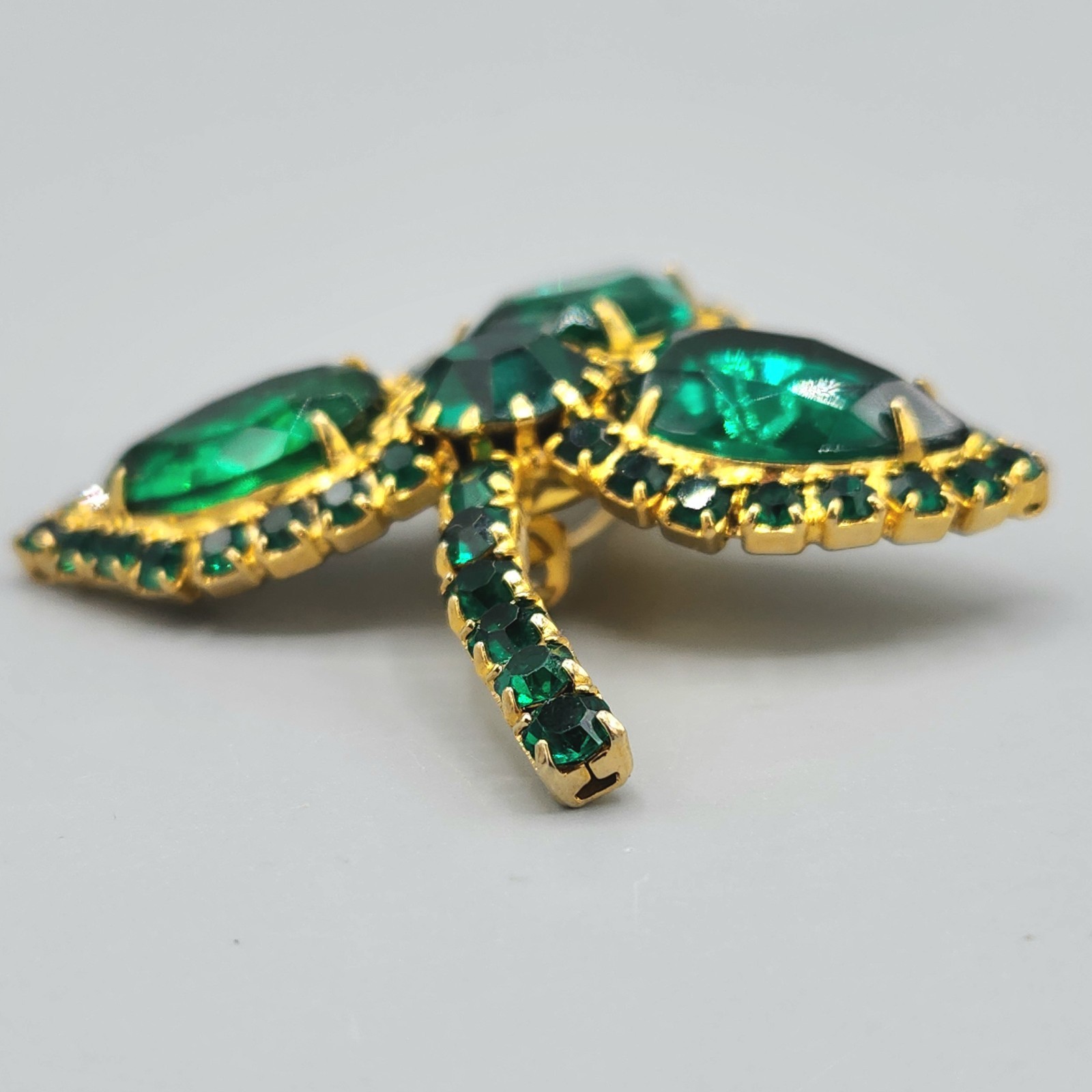 Vintage Green Teardrop Halo Rhinestone Gold Tone Three Leaf Brooch