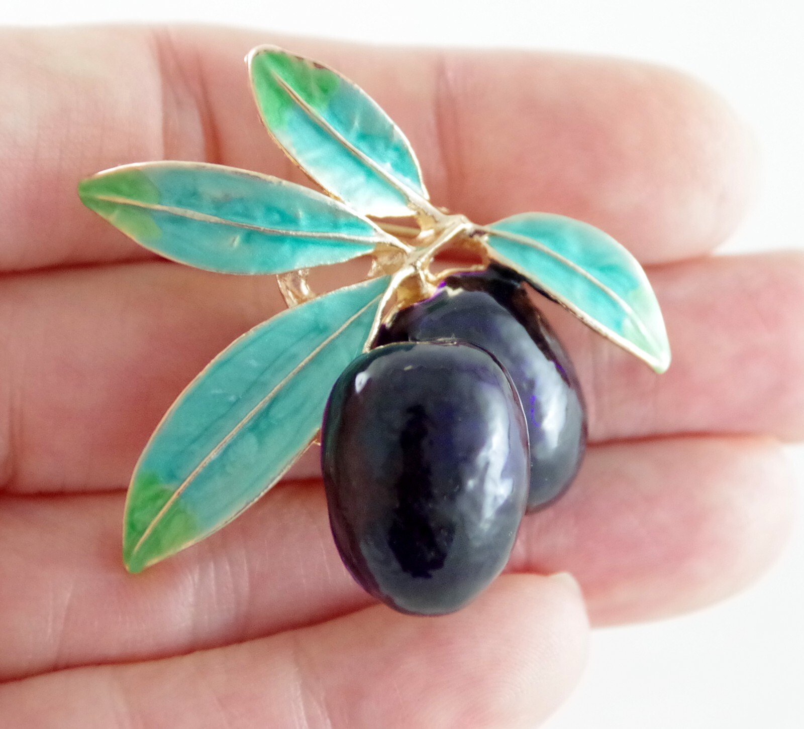 Pretty! 1.75″ NWOT HIGHLY DIMENSIONAL BLACK OLIVE FRUIT ENAMEL & GOLD BROOCH PIN