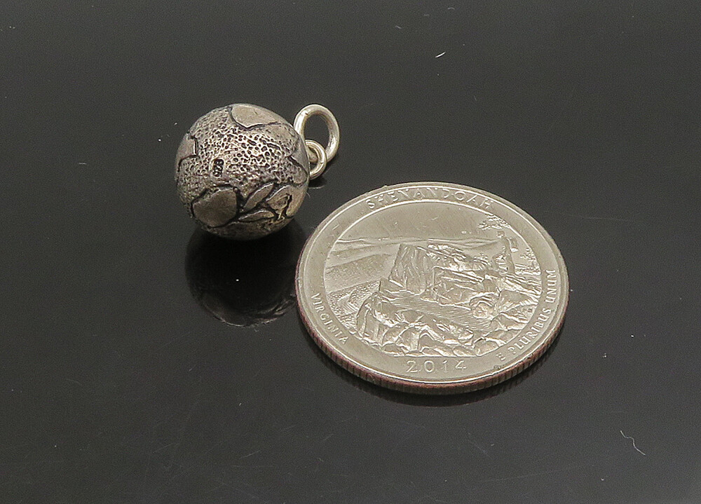 925 Sterling Silver Vintage Petite Etched World Globe Motif Pendant PT19361