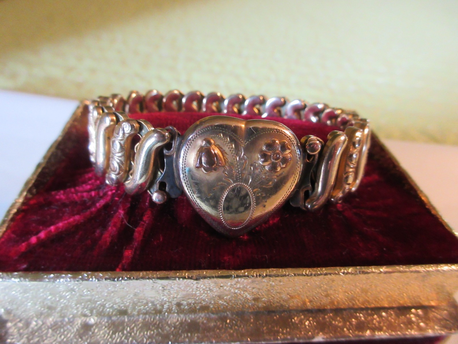 Vintage 1940″s WW11 Sweetheart Expansion Bracelet Victoria Gold Filled w/Box
