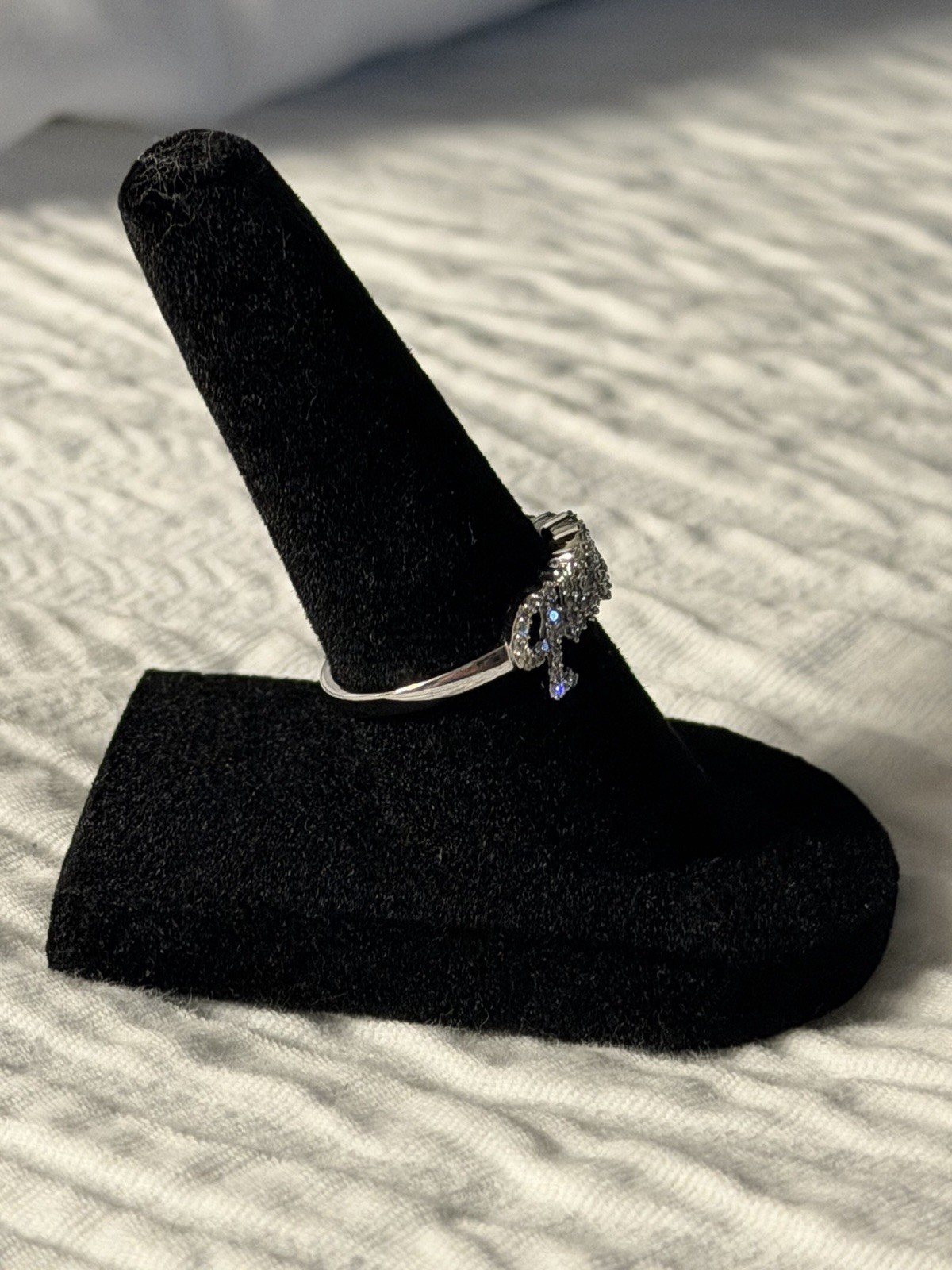 10K White Gold Real Diamond Women’s Cursive “QUEEN” Band Right Hand Ring