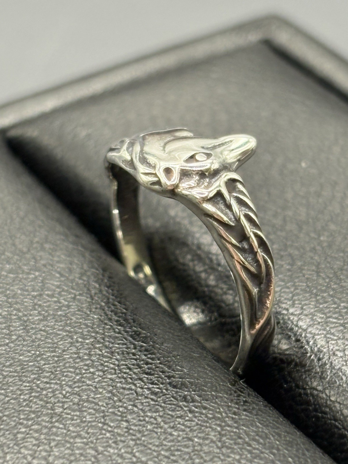 New Condition Sterling Silver Unicorn Ring Size 7 G6