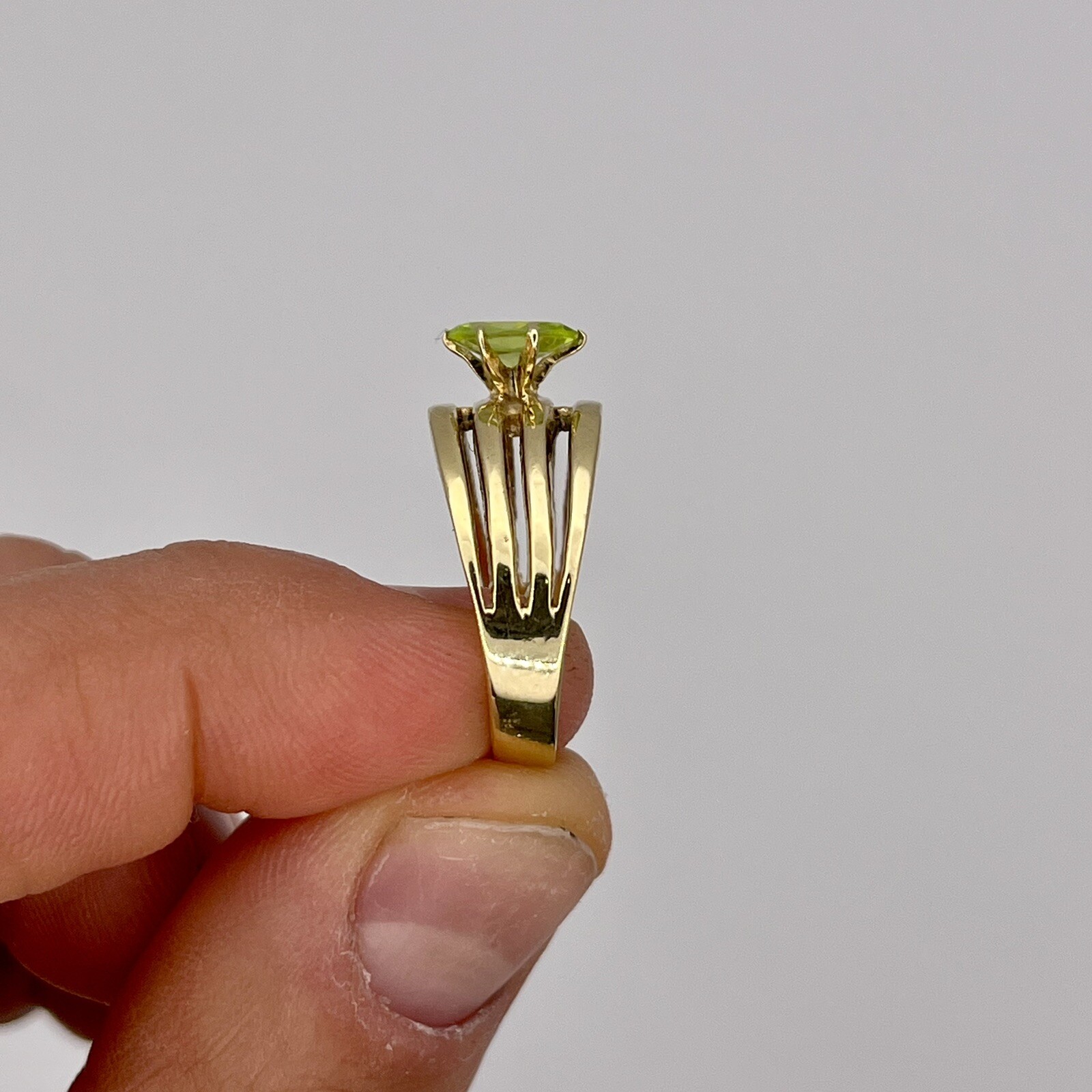 14K Yellow Gold Oval Peridot Ring, Size 6.5, 0.86ct, 4.0G