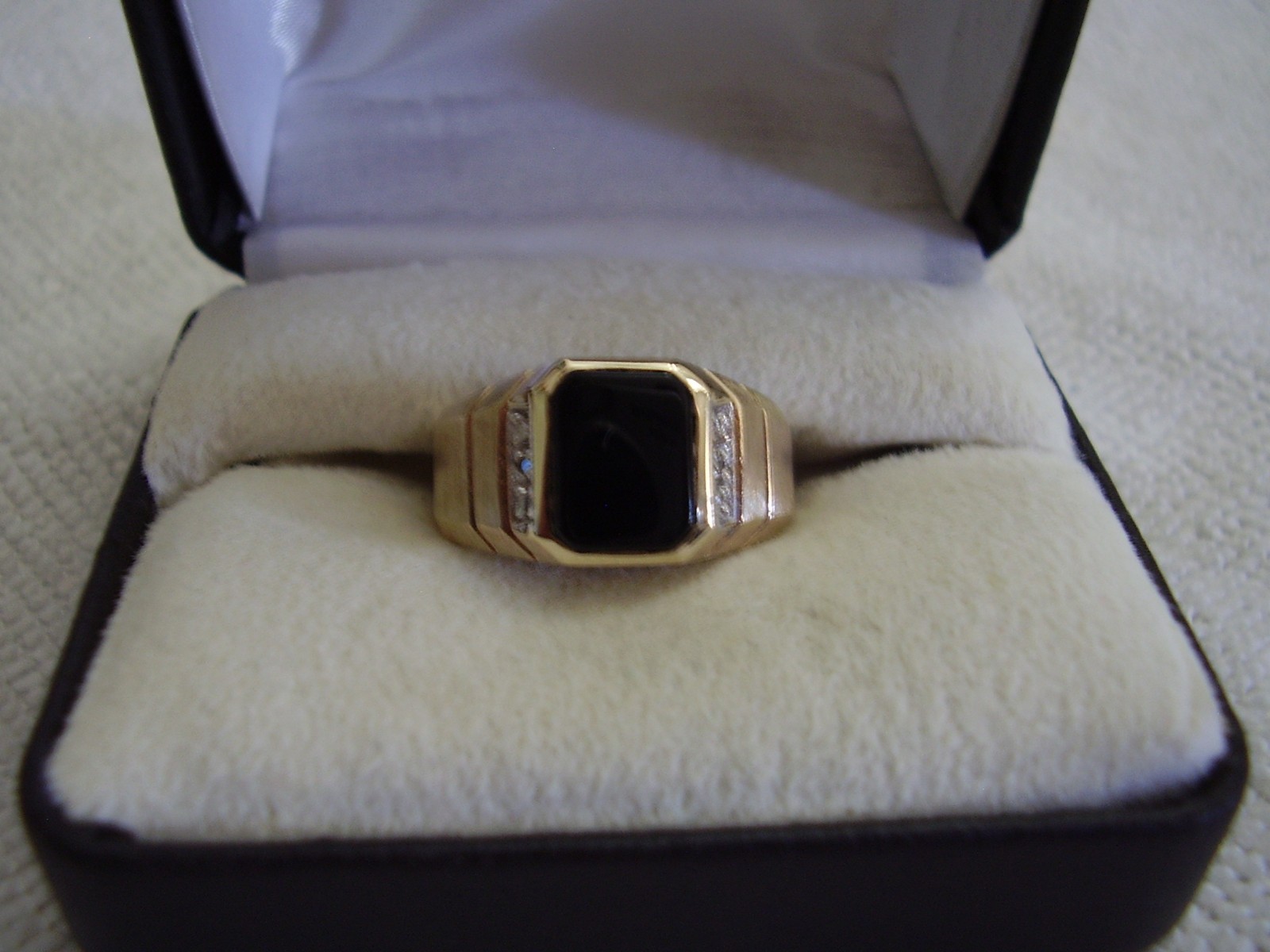 MENS 10KP ONYX AND DIAMOND RING 5 GRAMS NOT SCRAP