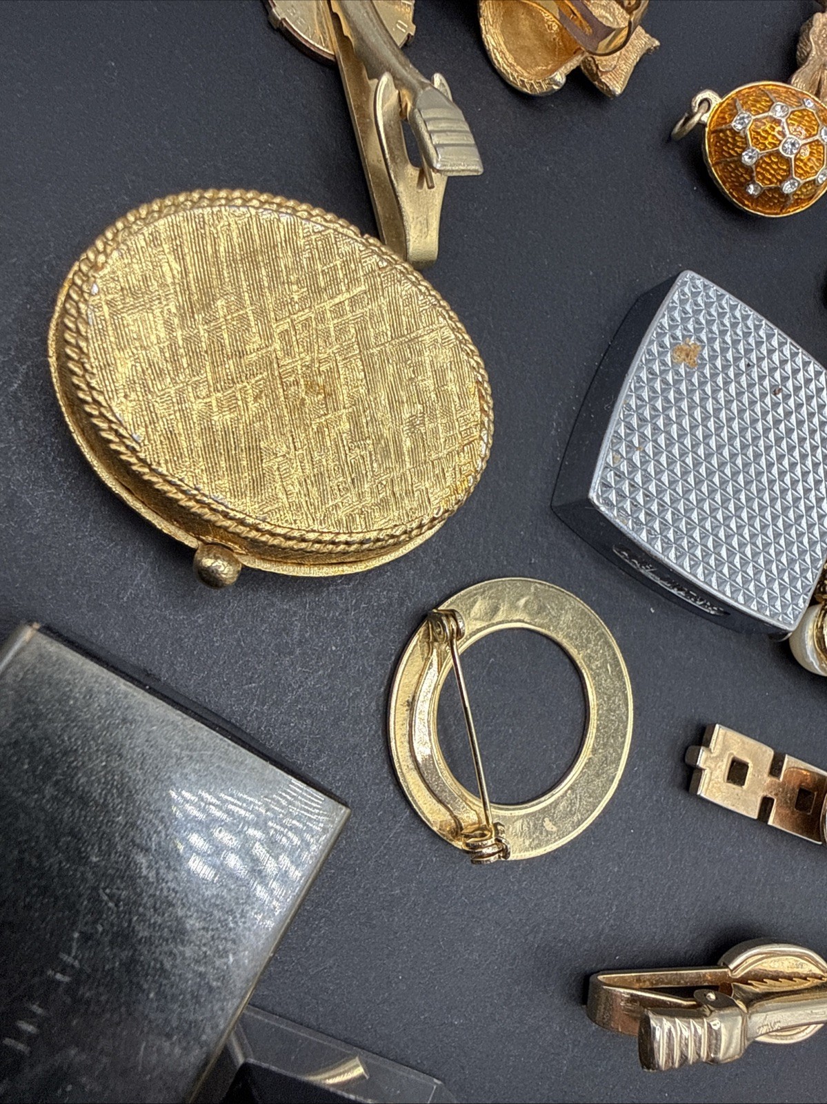 Lot Of Vintage Jewelry Accessories And Other Fun Things Mostly Gold Tone J4