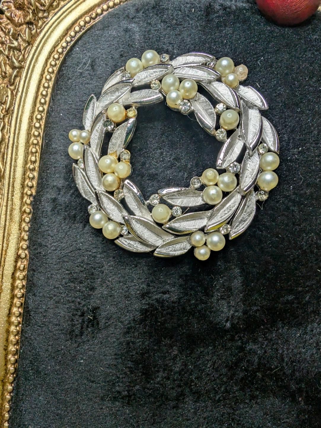 Vintage Trifari Pearl Rhinestone Leaf Wreath Brooch Signed © Mid Century Bling T