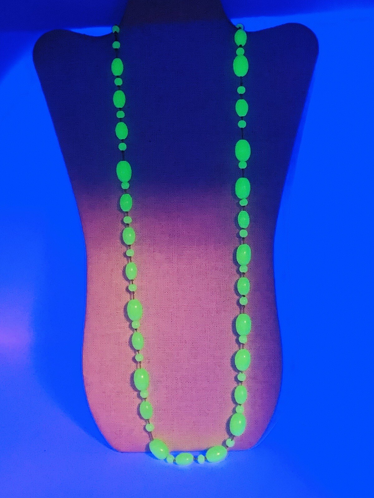 Vtg Art Decor Green Uranium Glass Beaded Hand Knot Overhead Necklace 32”