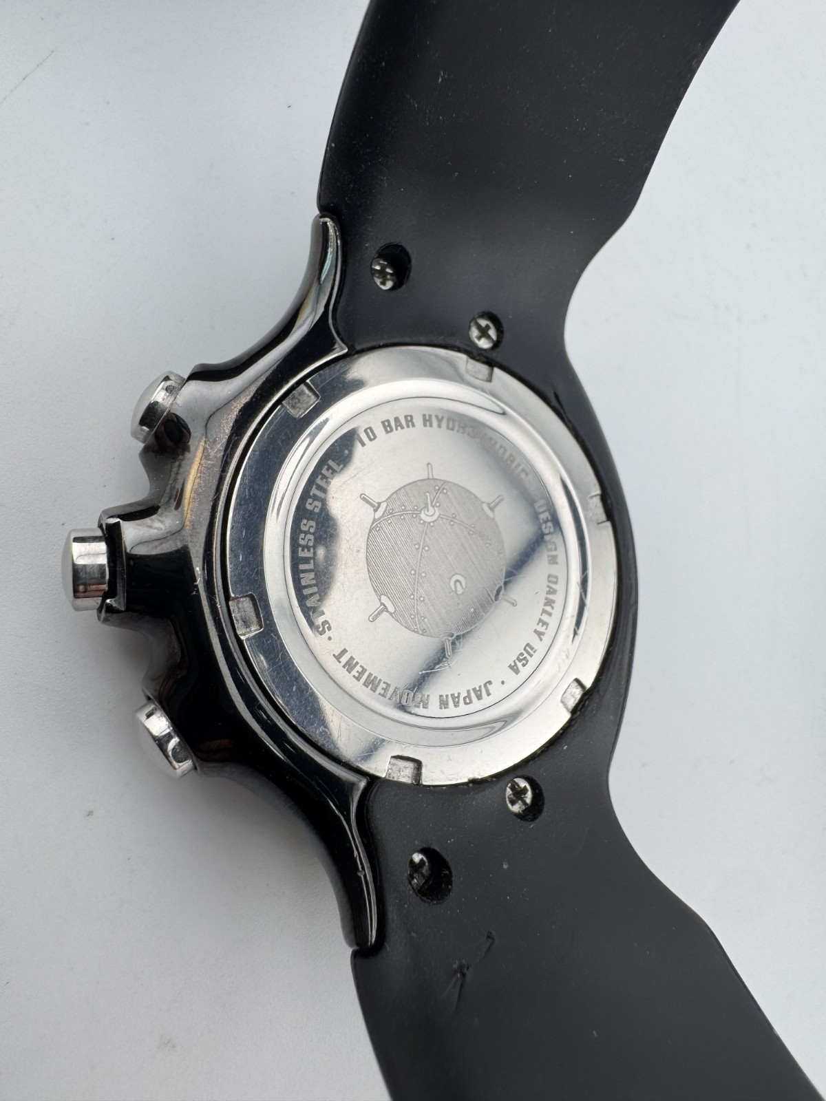 OAKLEY DETONATOR WATCH BLACK ION PLATED W/ RED CHROME DIAL RUBBER STRAP 10-148