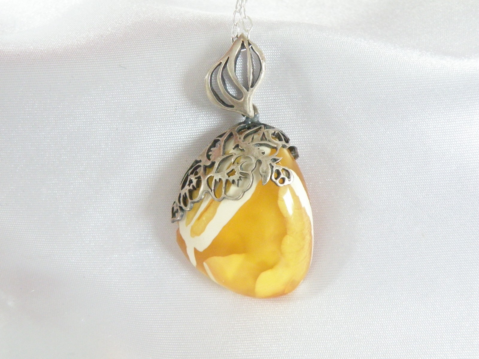 Vintage Sterling Silver 925 Butterscotch Egg Yolk Amber Pendant Necklace
