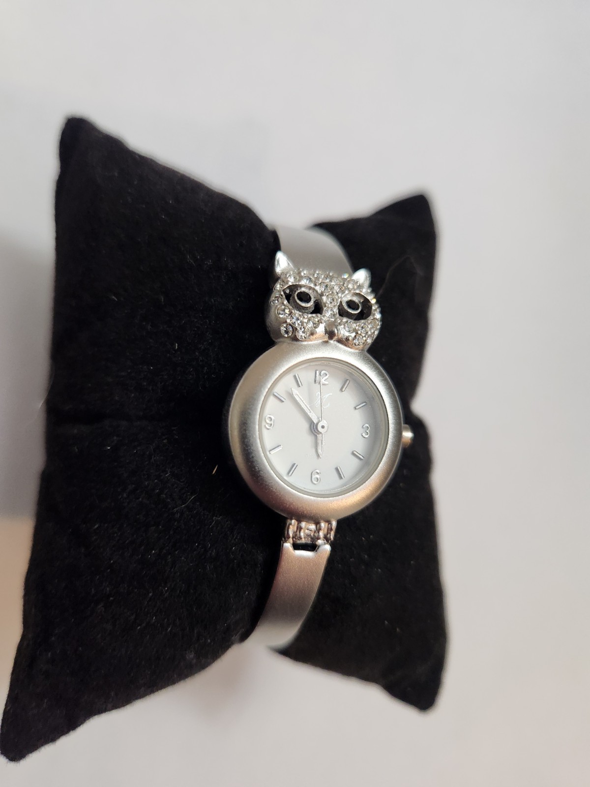 Women’s M Quartz Silver Owl Bangle Watch. Analog Dial Dress/Formal