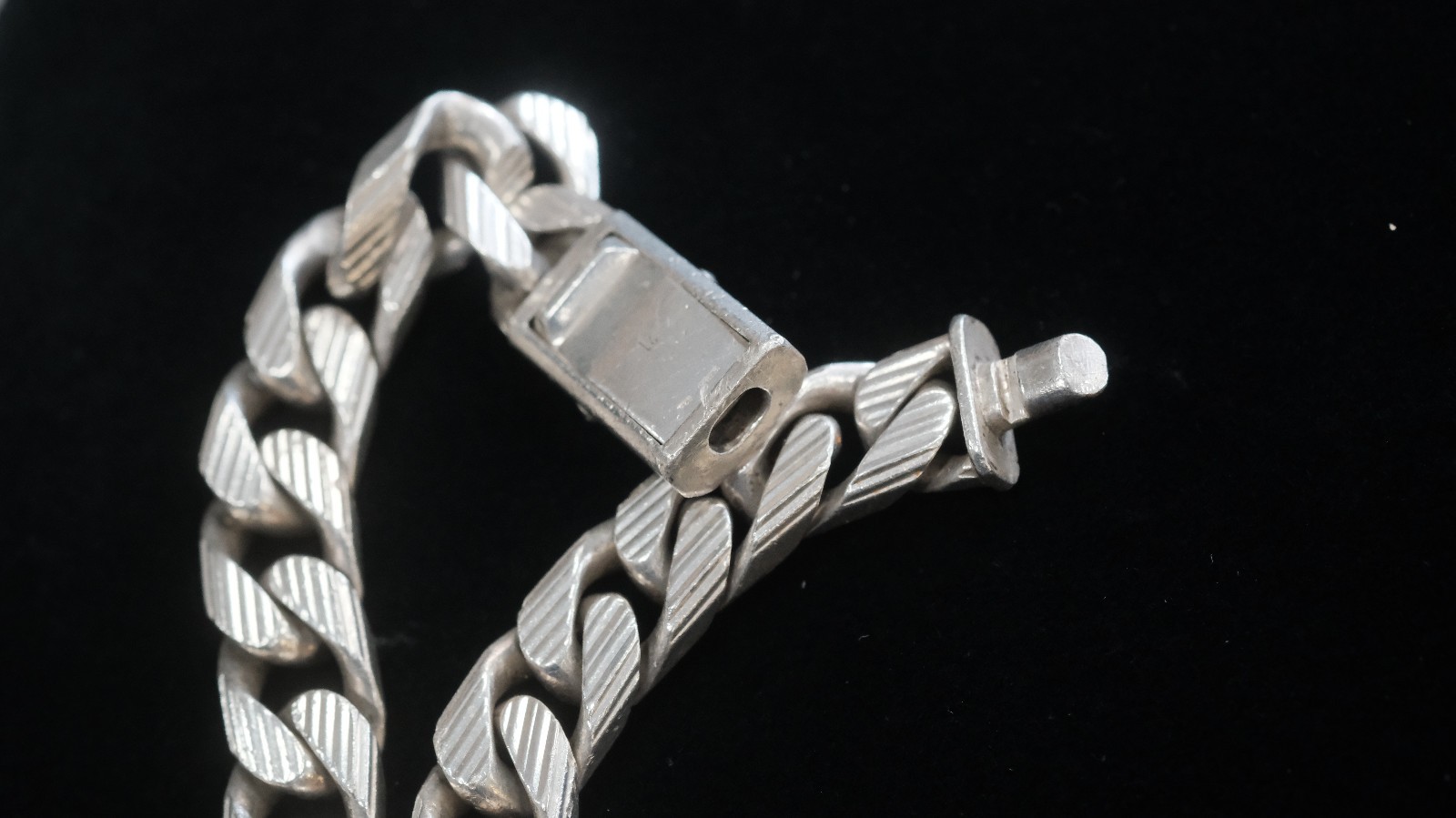 Gucci Sterling Silver Curb Link Heavy Bracelet 58.9g 9 INCHES LONG 10MM WIDE