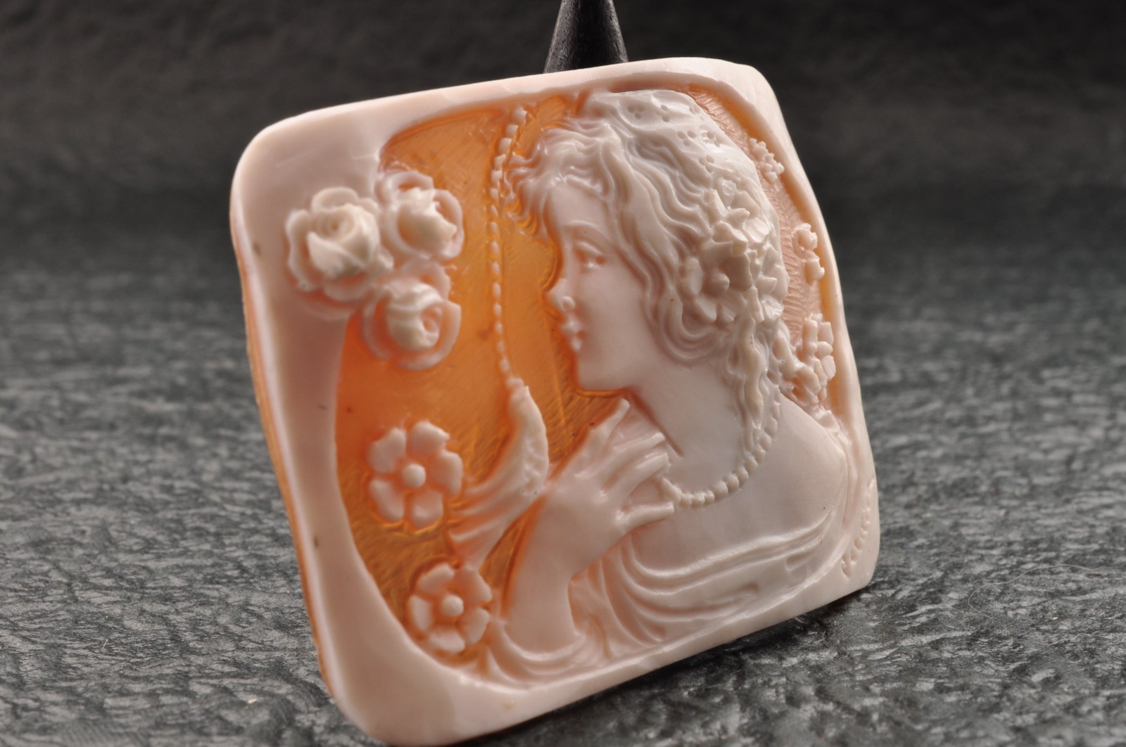 (For abdul-9668) Vintage square shell cameo “Girl and little bird” (57.5ct)