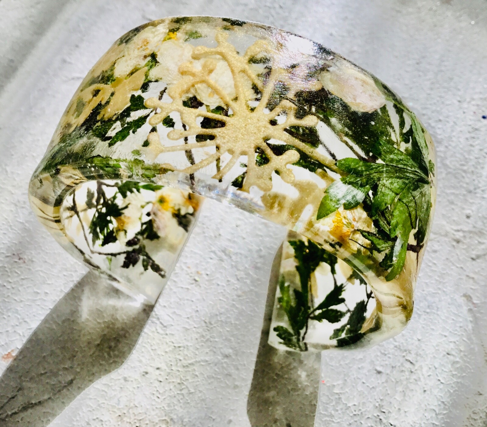 Everblossom White Flower Resin Bangle – Nature-Inspired Jewelry with Real and Ar