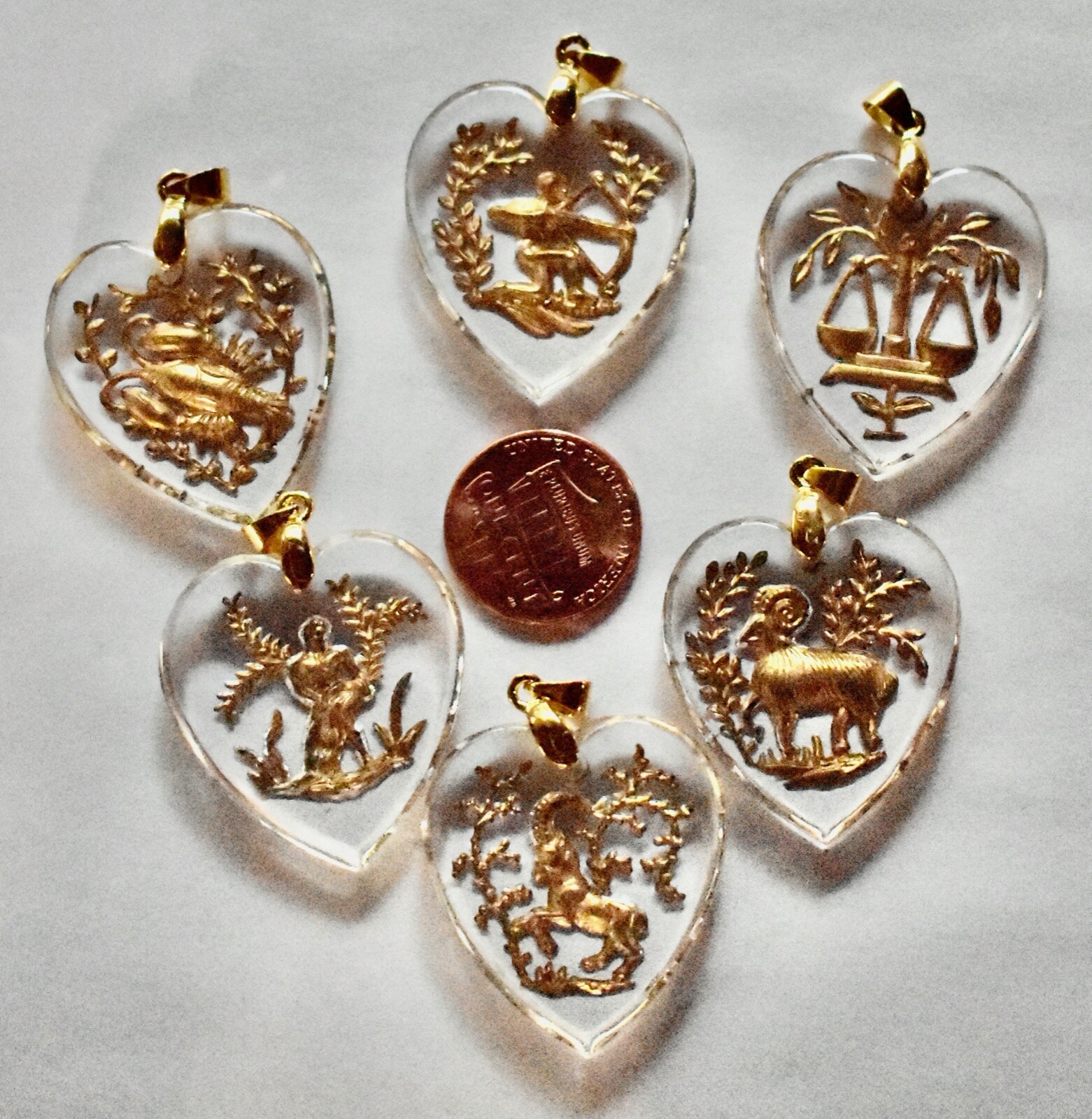 VINTAGE CLEAR GLASS ZODIAC ASTROLOGY HEART PENDANT INTAGLIO CAPRICORN 30mm