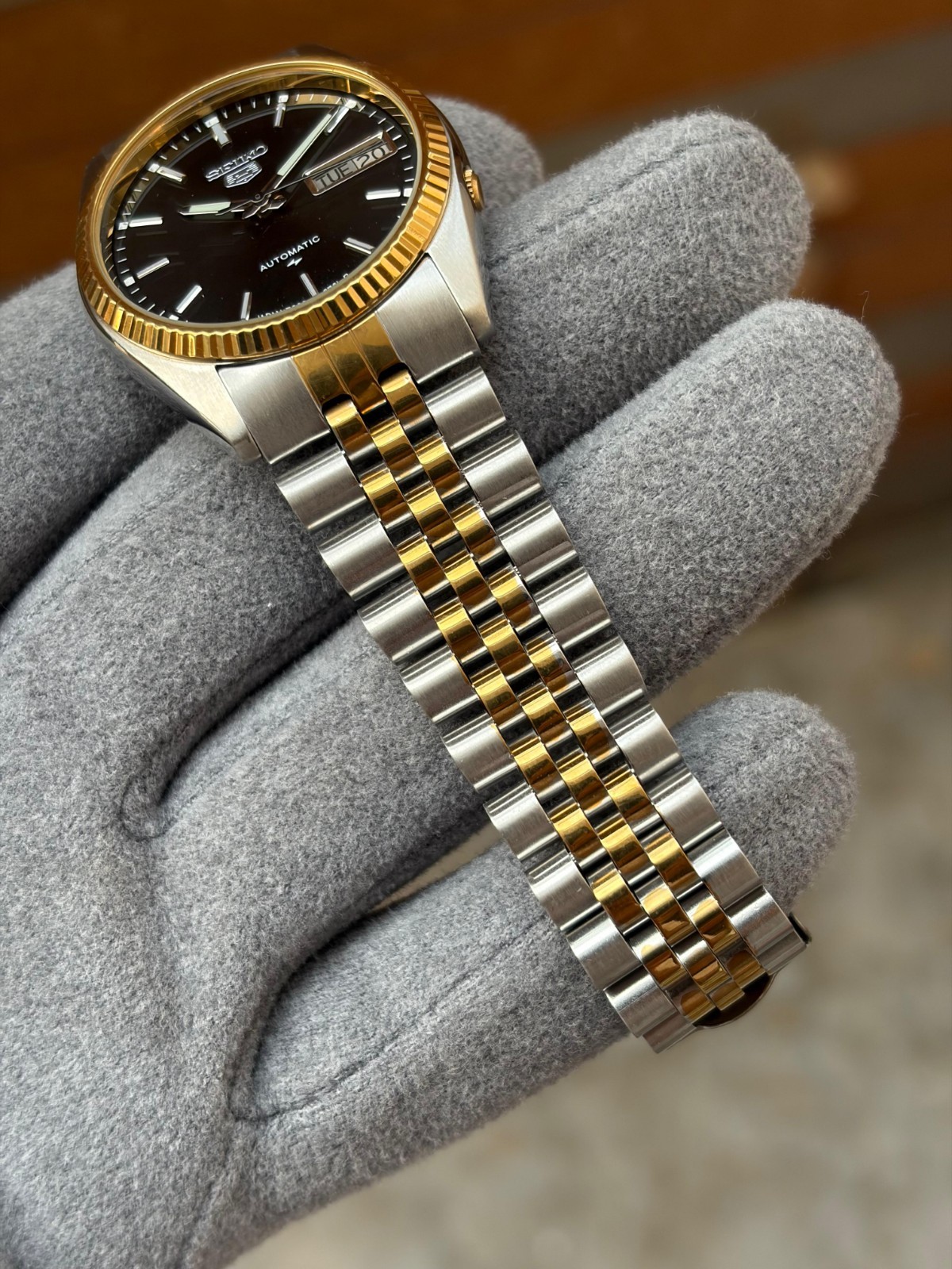 Vintage Seiko 5 Automatic Day/Date Mens Wrist Watch