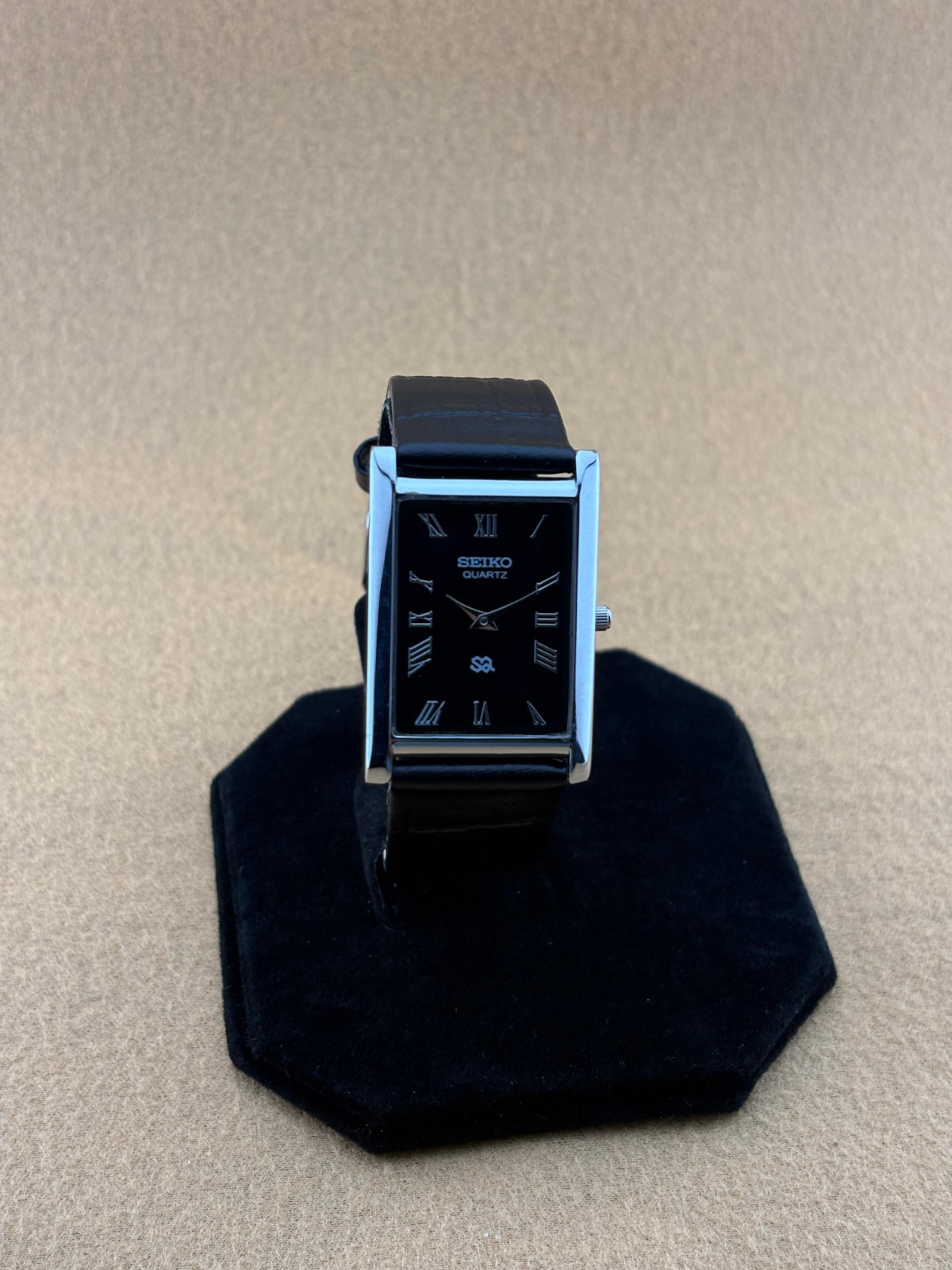 RARE BLACK SILVER Vintage Seiko Slim Quartz Gentlemen’s Wristwatch