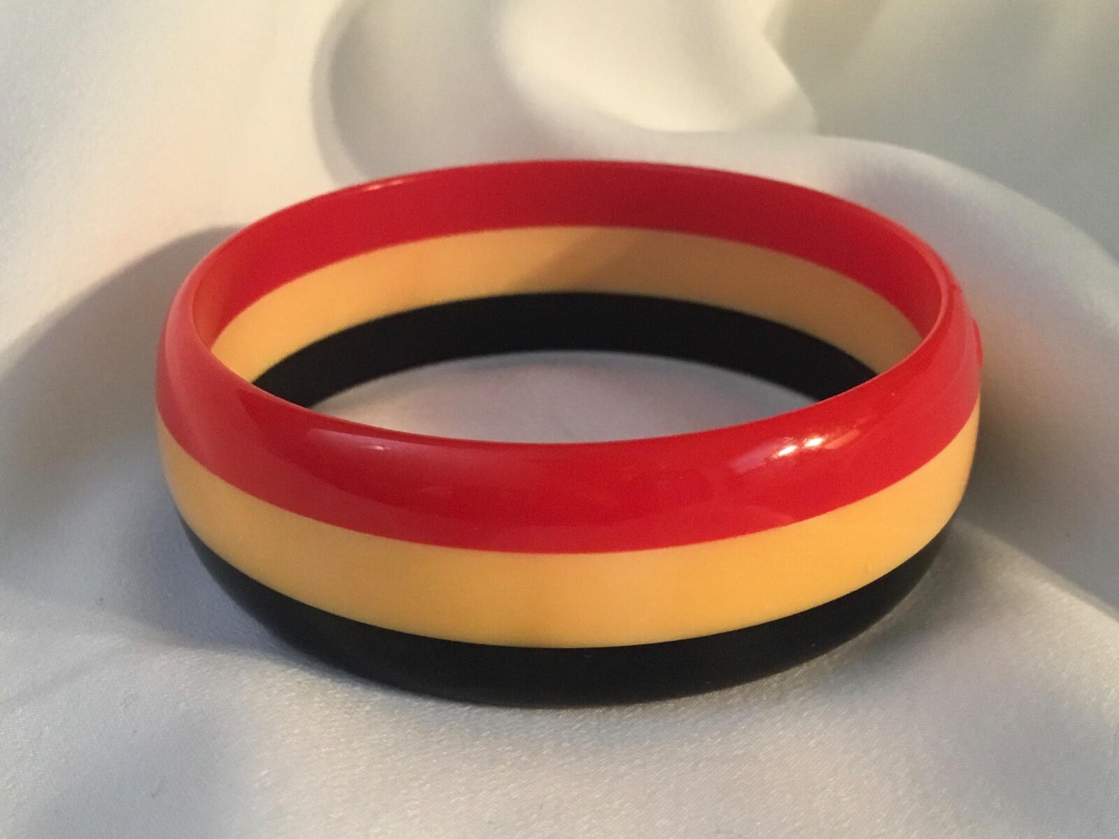 VINTAGE 3 COLOR LAYER STRIPED LAMINATE BAKELITE BANGLE BRACELET~BLACK YELLOW RED